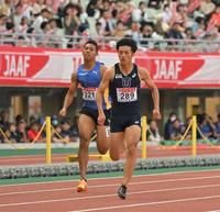 　男子１００メートル決勝、８位に終わったサニブラウン・ハキーム（左）。右は栁田大輝（撮影・中田匡峻）