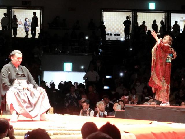平原綾香が元関脇勢、春日山親方の引退相撲で「Ｊｕｐｉｔｅｒ」など熱唱　山本譲二も親方と３曲デュエット
