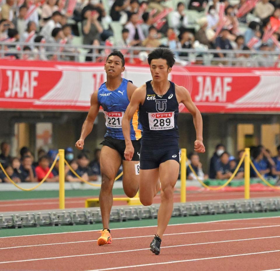　男子１００メートル決勝、８位に終わったサニブラウン・ハキーム（左）。右は栁田大輝（撮影・中田匡峻）