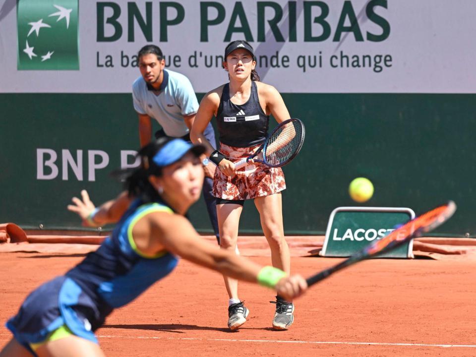 　女子ダブルス３回戦でプレーする加藤未唯（奥）、アルディラ・スーチャディ組＝パリ（共同）