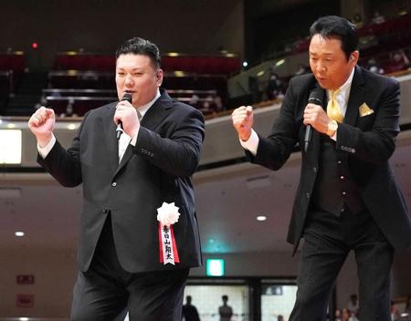 　土俵横のステージで山本譲二（右）と熱唱する春日山親方（切り込み写真）師匠の伊勢ノ海親方に大銀杏を切り落とされる写真はともに代表撮影