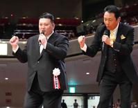 　土俵横のステージで山本譲二（右）と熱唱する春日山親方（切り込み写真）師匠の伊勢ノ海親方に大銀杏を切り落とされる写真はともに代表撮影