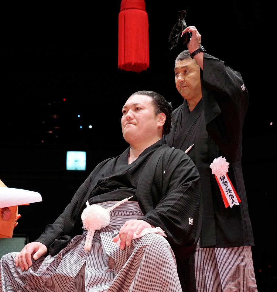 　土俵横のステージで山本譲二（右）と熱唱する春日山親方（切り込み写真）師匠の伊勢ノ海親方に大銀杏を切り落とされる写真はともに代表撮影
