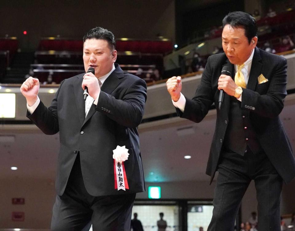 　土俵横のステージで山本譲二（右）と熱唱する春日山親方（切り込み写真）師匠の伊勢ノ海親方に大銀杏を切り落とされる写真はともに代表撮影