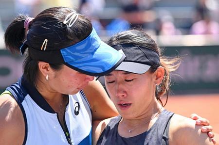 　女子ダブルス３回戦で失格となり、涙ぐむ加藤未唯（右）＝４日