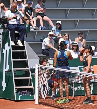 　女子ダブルス３回戦で審判（左上）と話す加藤未唯（右下）、アルディラ・スーチャディ組＝４日