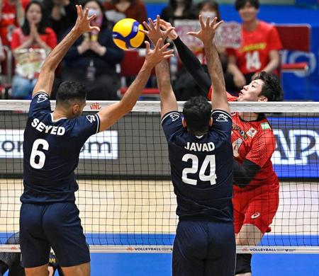 　第１セット、スパイクを決める石川