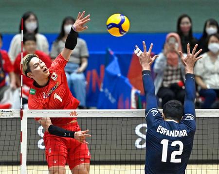 　第１セット、スパイクを放つ西田