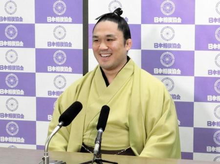 　引退会見で笑顔を見せる元幕内石浦の間垣親方