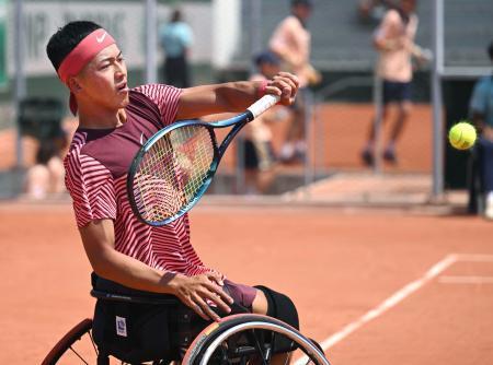 　車いすの部男子シングルス準々決勝でプレーする小田凱人＝パリ（共同）