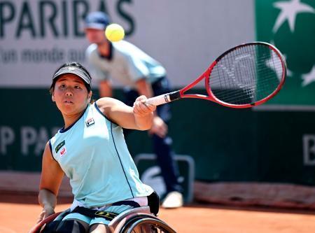 　車いすの部女子シングルス準々決勝でプレーする上地結衣＝パリ（共同）