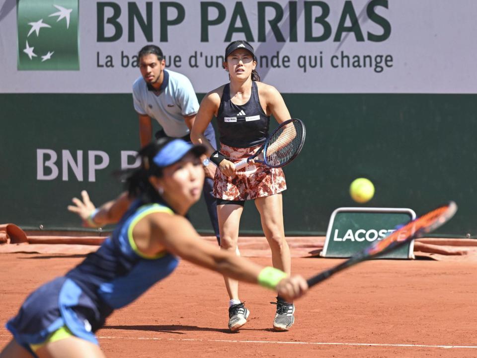 　女子ダブルス３回戦でプレーする加藤未唯（奥）、アルディラ・スーチャディ組＝パリ（共同）