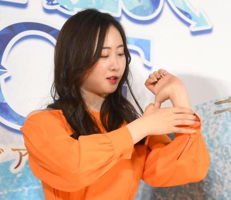 　指の関節の柔らかさを披露する本田望結（撮影・堀内翔）