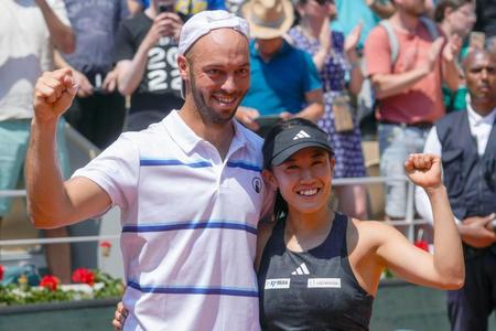 　テニスの全仏オープン混合ダブルスで優勝し、笑顔の加藤未唯（右）、ティム・プッツ組（ＡＰ＝共同）