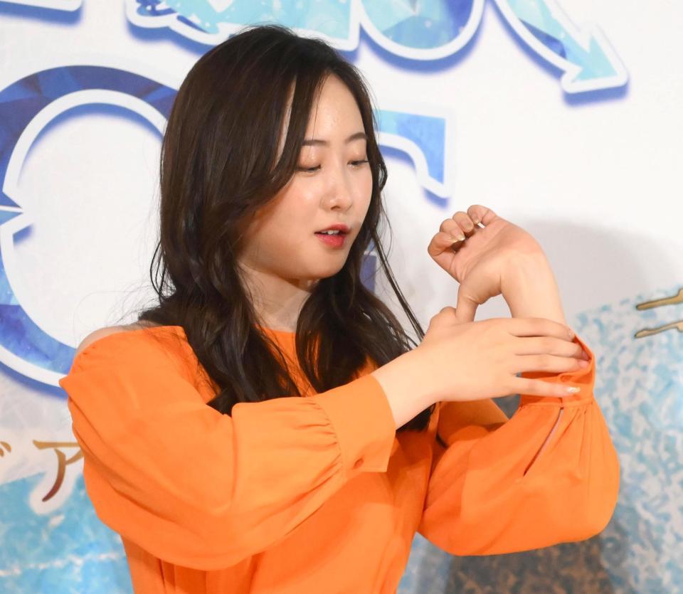 　指の関節の柔らかさを披露する本田望結（撮影・堀内翔）