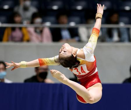 　女子床運動予選で演技する杉原愛子