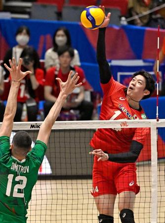 　第１セット、スパイクを決める石川