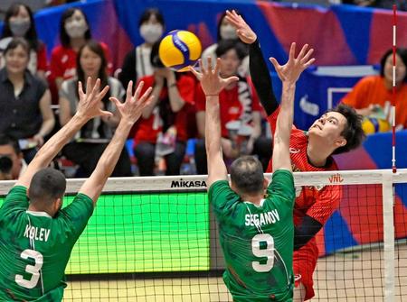 　第１セット、スパイクを決める高橋藍