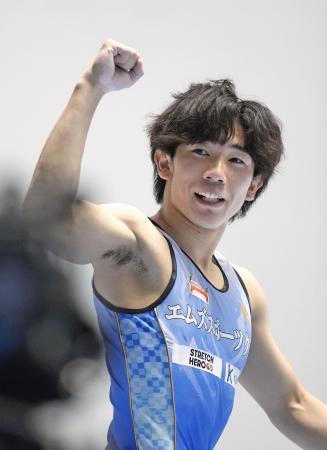 　男子跳馬の演技を終え、ガッツポーズする南一輝。１４・７８３点で初優勝した＝国立代々木競技場