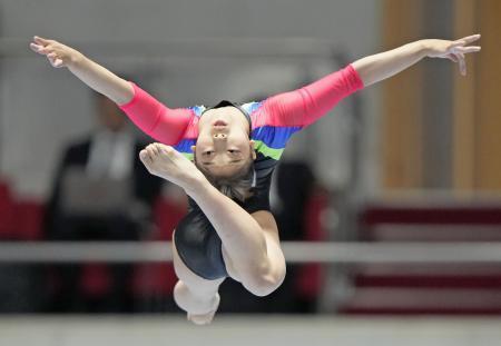 　女子平均台決勝　演技する芦川うらら＝国立代々木競技場