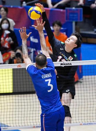 　第１セット、スパイクを決める高橋藍