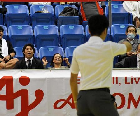 　冠イベント「ＡＢＥ　ＣＵＰ」の決勝を観戦し、小学生の技に驚く阿部一二三（左）と阿部詩