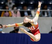 　女子床運動予選で演技する杉原愛子