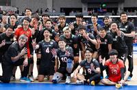 フランスを破り開幕４連勝とし、記念写真に納まる日本