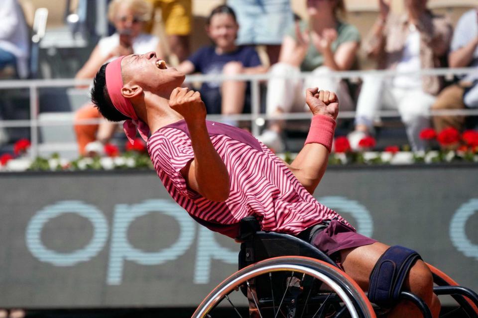 　テニスの全仏オープン車いすの部男子シングルスで優勝し、ガッツポーズの小田凱人。同種目で四大大会史上最年少制覇を果たした（ＡＰ＝共同）