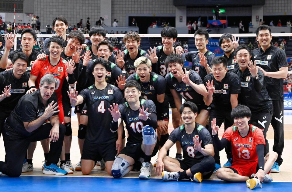 フランスを破り開幕４連勝とし、記念写真に納まる日本