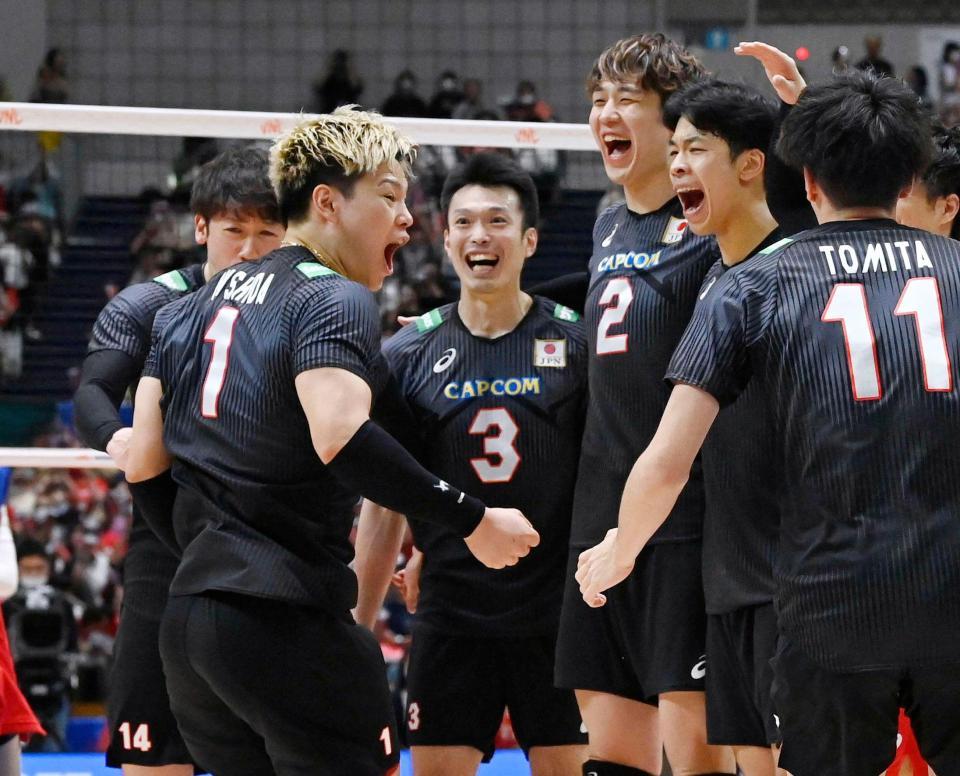 　フランスに勝利し喜ぶ西田（１）ら日本