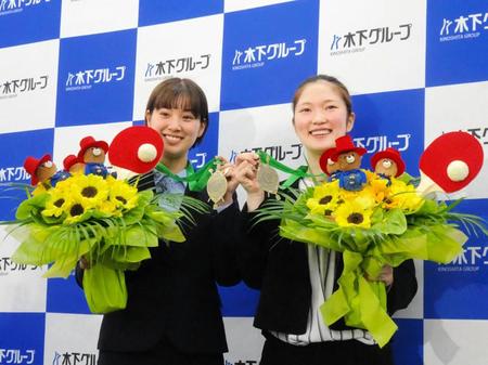 　世界選手権銅メダルの報告会を行った長崎美柚（左）と木原美悠