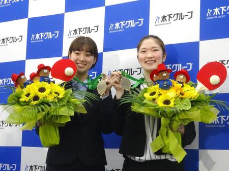 　世界選手権銅メダルの報告会を行った長崎美柚（左）と木原美悠