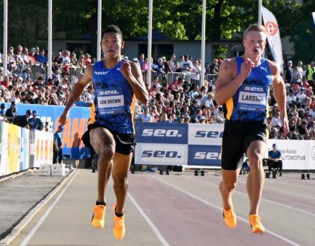 　男子１００メートルで８位だったサニブラウン・ハキーム（左）＝トゥルク（共同）