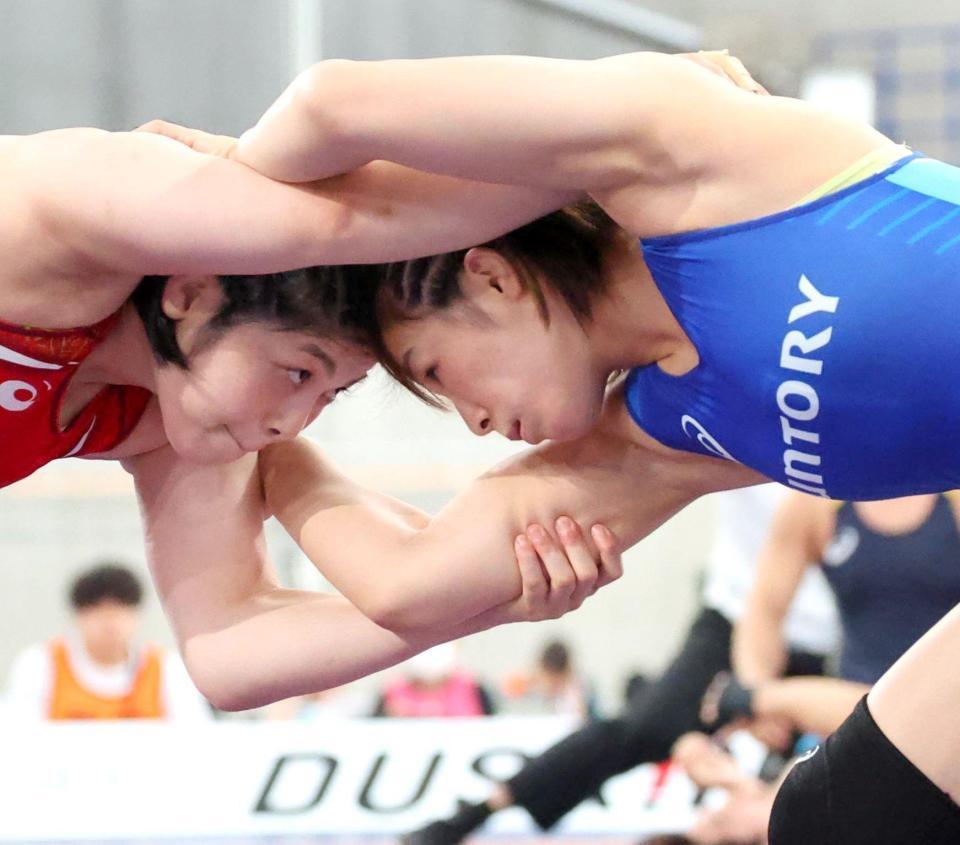 　森川美和（左）と対戦する川井友香子（撮影・吉澤敬太）