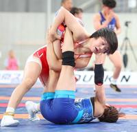 　志土地真優（下）からポイントを奪う藤波朱理（撮影・吉澤敬太）