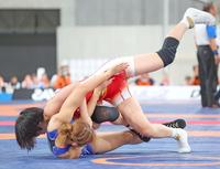 　佐々木花恋（下）を攻める藤波朱理（撮影・吉澤敬太）