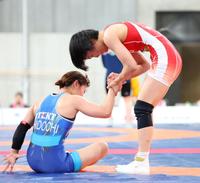 　志土地真優（左）に勝利し、握手しながら志土地を起こしてあげる藤波朱理（撮影・吉澤敬太）