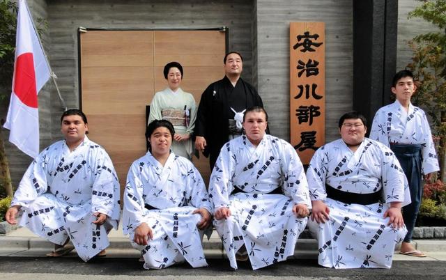 【写真】外観からしてピッカピカの安治川部屋　おお！入門間もない頃の安青錦が超新鮮！