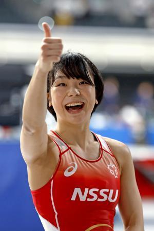 　女子５３キロ級で優勝し、声援に応える藤波朱理＝東京体育館