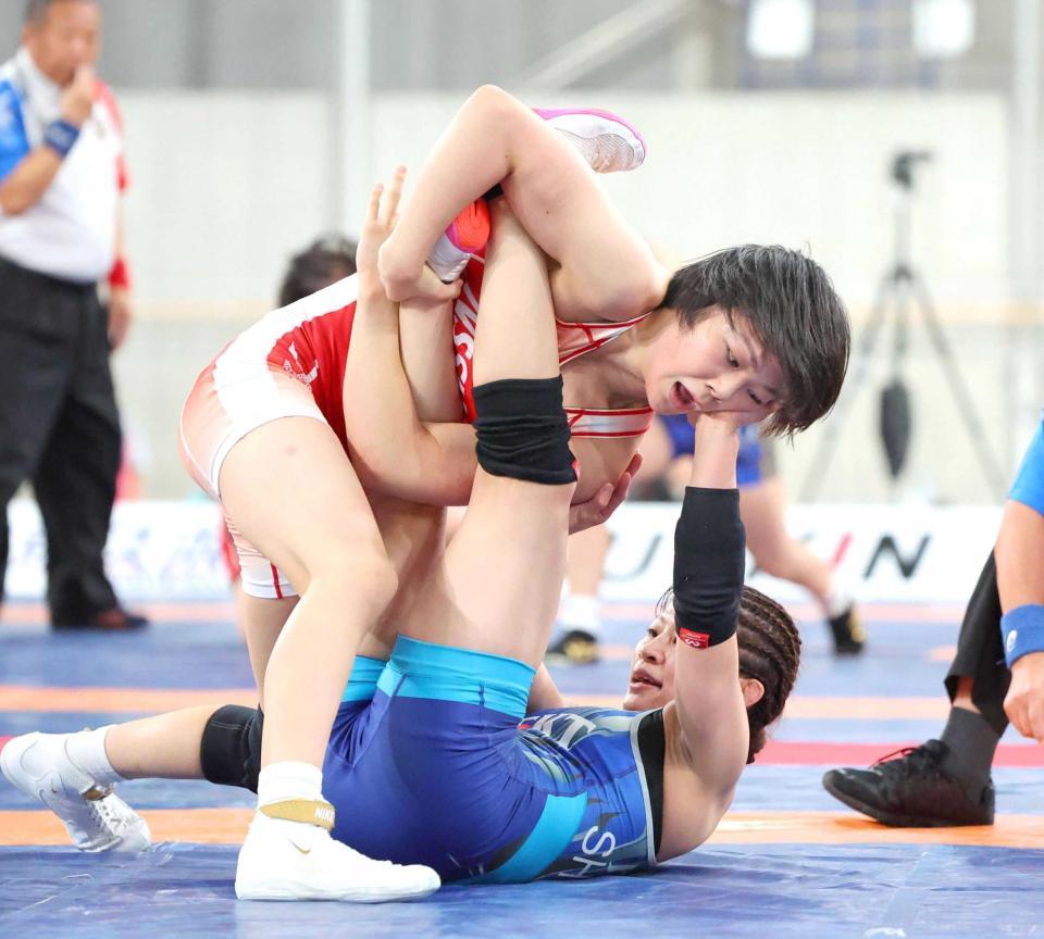 　志土地真優（下）からポイントを奪う藤波朱理（撮影・吉澤敬太）