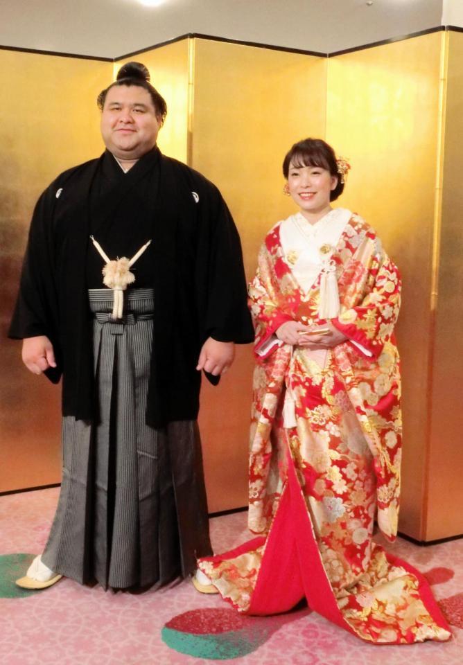 　結婚披露宴を開いた高安（左）と杜このみ夫人