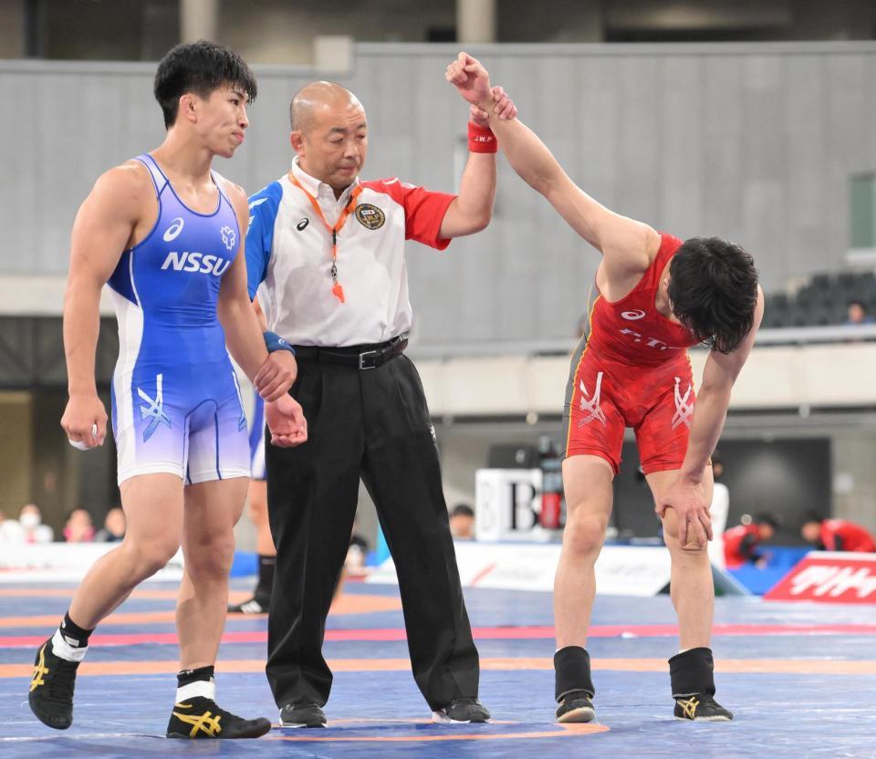 　準決勝で山口海輝（左）を破ったもの、痛みで顔を上げられない乙黒拓斗（撮影・伊藤笙子）