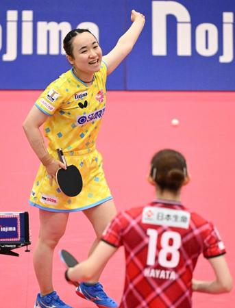 　早田ひなに勝利しガッツポーズの伊藤美誠（撮影・金田祐二）