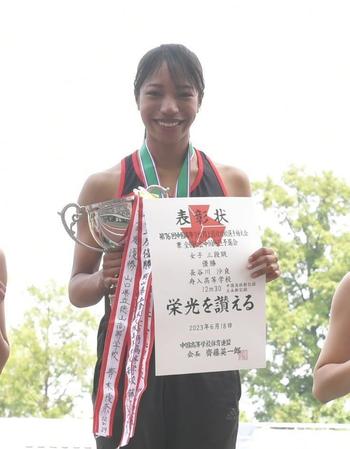 　女子三段跳びで優勝し、表彰式に臨む長谷川沙良（撮影・石井剣太郎）