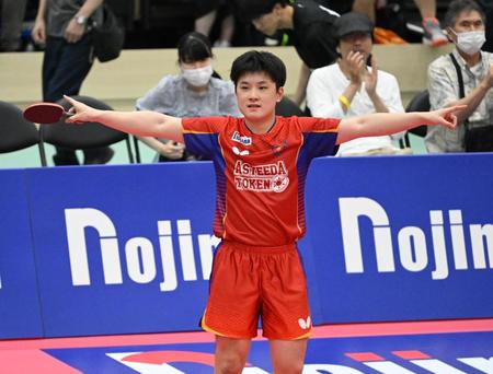 　優勝を決めポーズをきめる張本智和（撮影・金田祐二）