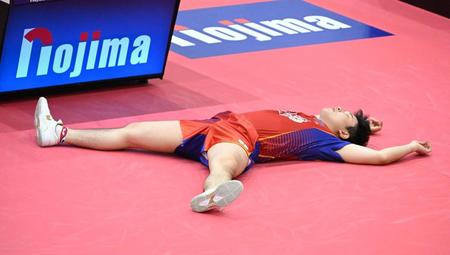 　優勝を決め大の字の張本智和（撮影・金田祐二）