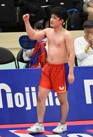 　優勝を決め女性ファンにユニホームをプレゼントする張本智和（撮影・金田祐二）