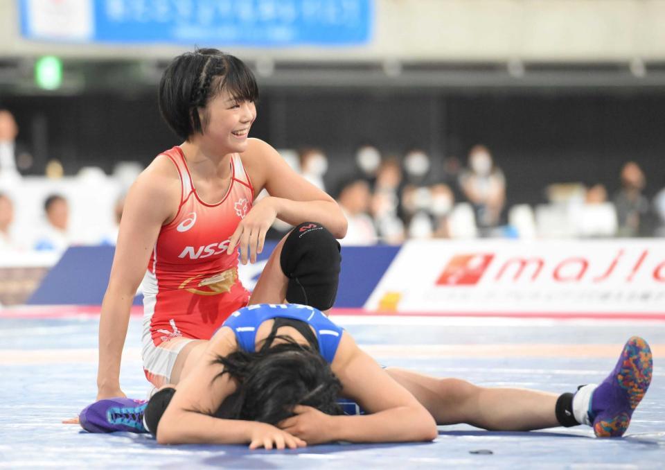 　女子５３キロ級決勝で清岡もえ（手前）を破り、笑みを浮かべる藤波朱理（撮影・伊藤笙子）