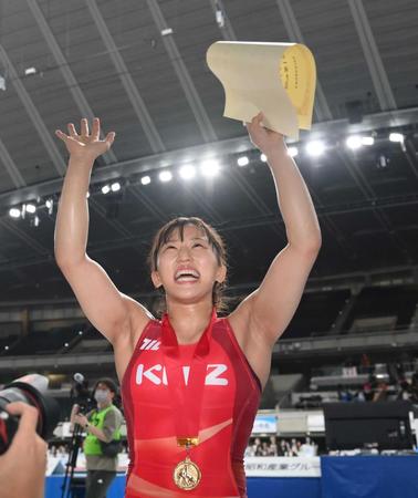 　女子５０キロ級で優勝し、スタンドに手を振る須崎優衣（撮影・伊藤笙子）